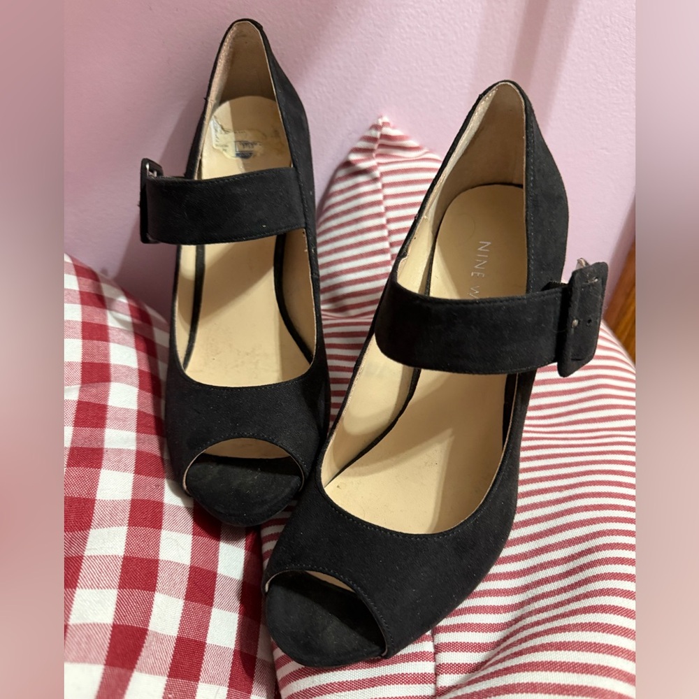 Nine West Black Suede Leather Open Toe Wide Buckle Strap 4.5” Heels. Size 7